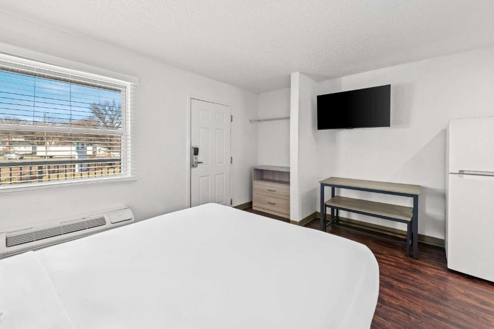 Studio Room Queen Bed Non-Smoking interior